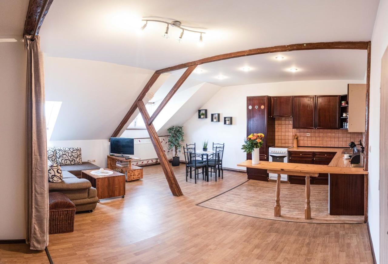 Podkrovni Apartman S Vyhledem Na Namesti Lomnice nad Lužnicí Dış mekan fotoğraf
